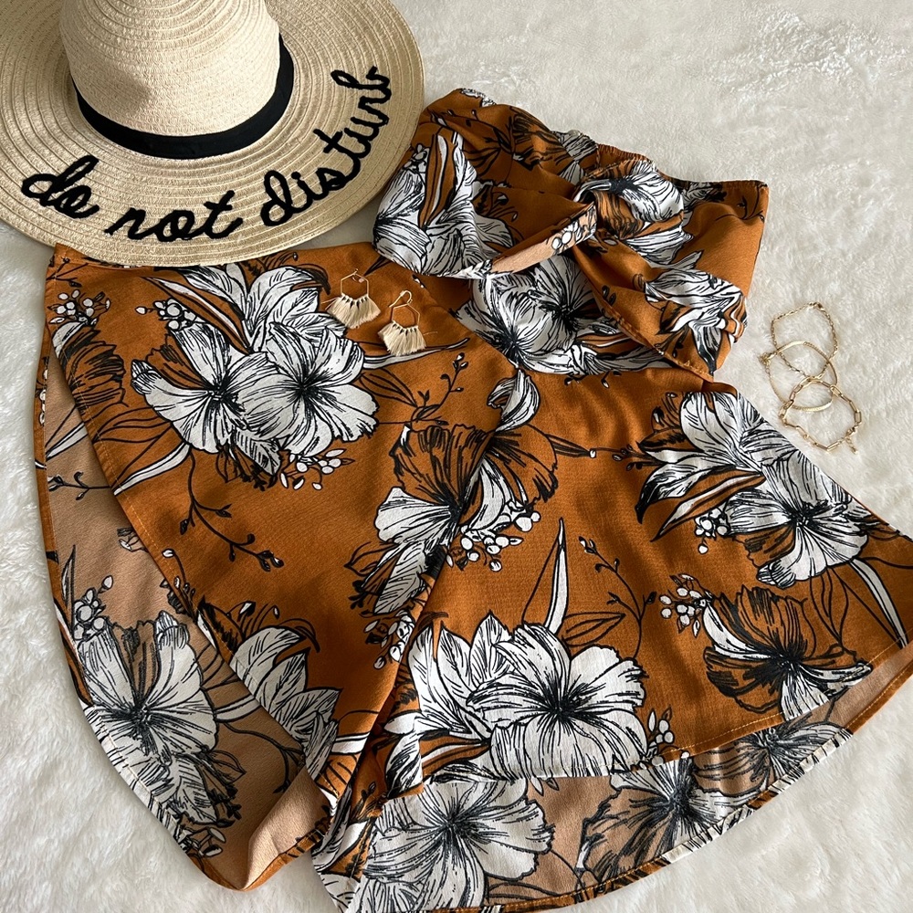 Gorgeous tropical tube top romper with an open back. Never worn BRAND NEW✨🤩 🏝
